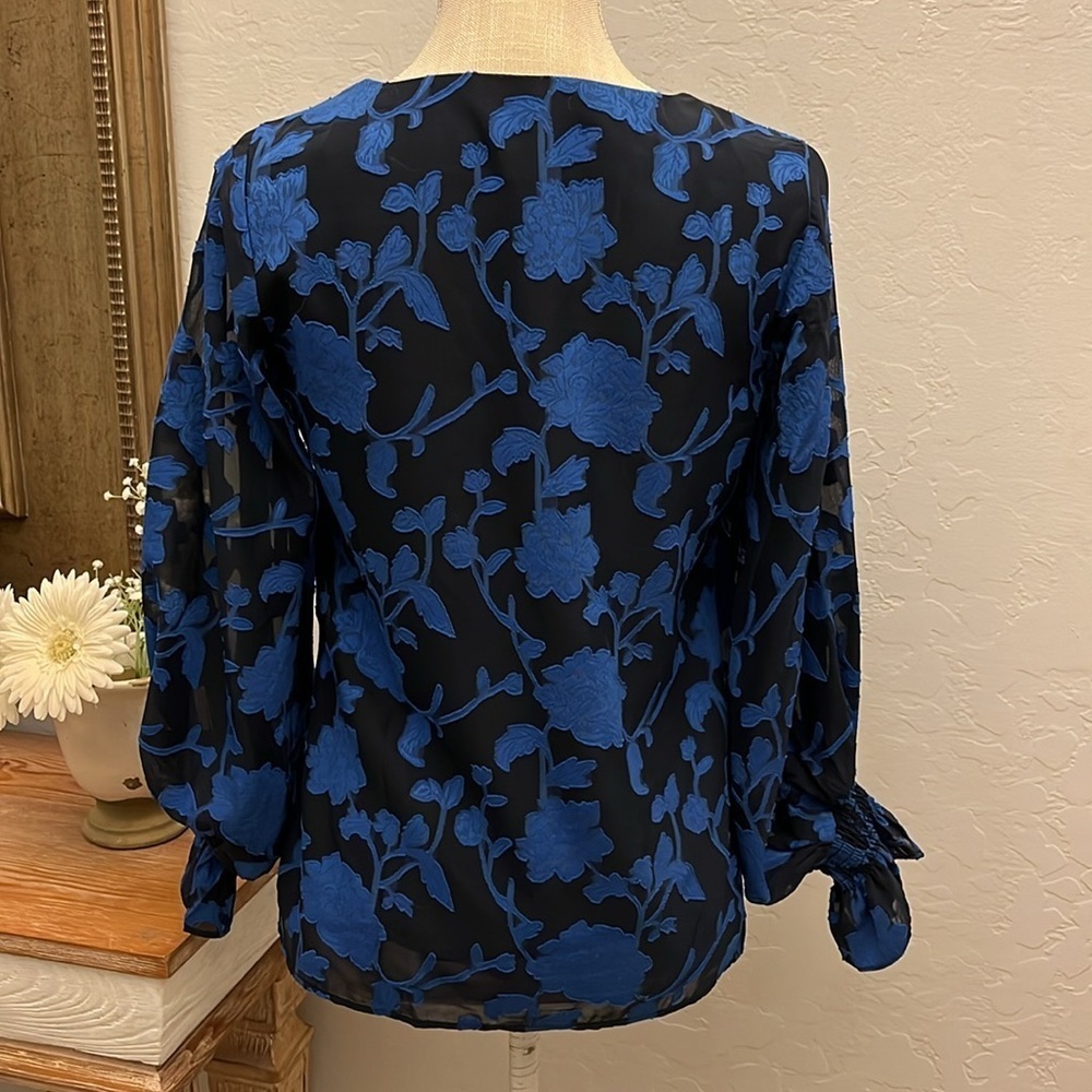 VINCE CAMUTO NWOT Long Sleeve V-Neck Smocked Cuff Floral Top - Size XS - Picture 6 of 11